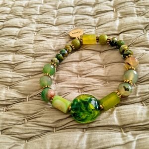 Handmade 7-in stretch bracelet with green beads